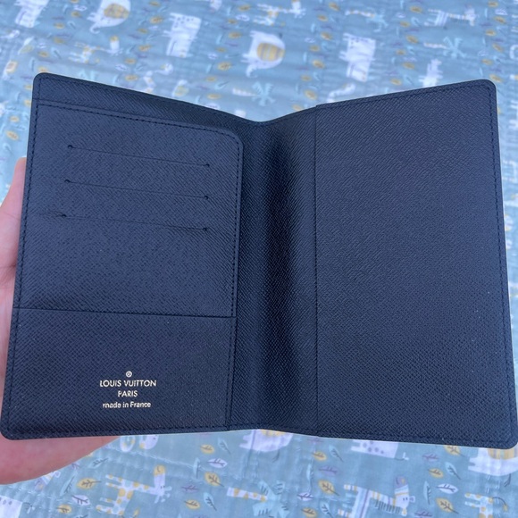 Louis Vuitton Monogram Passport Holder (PRICE FIRM❤️) - Picture 4 of 11